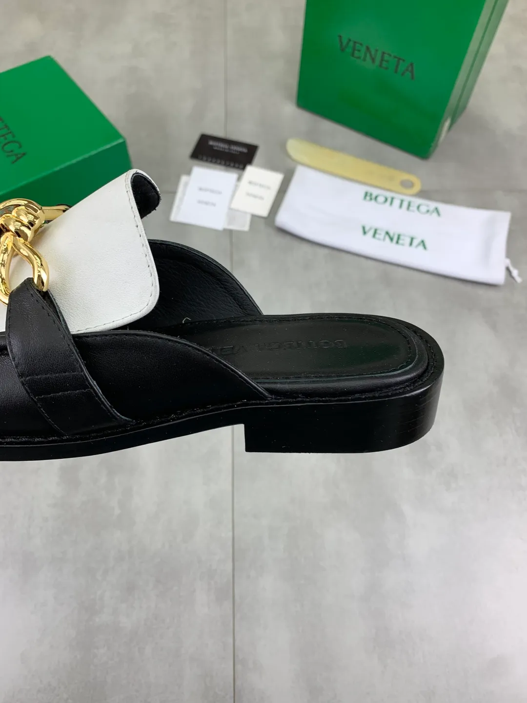 Men's shoes 💰P800 [New model] (genuine leather outsole) water-dyed cow lining 💰High-quality business couple half-slip leather shoes 💎💎💎 BOTTEGA VENETA official website synchronizes the latest top version of BV in the market, accepts material comparison, shoe type comparison, process comparison, practical and textured, versatile and suitable for any occasion, the more you look at it, the more flavorful it becomes. Purely hand-knitted craftsmanship - Upper material, calfskin imported from Italy 🇮🇹 - High-quality water-dyed cowhide lining - Original private model customized leather outsole -Size: Female 35-39 (40 ordered) Male 39-44 (38 45 can be customized) Color: Multiple colors available